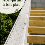 Abri-jardin moderne à toit plat dans un jardin fleuri.