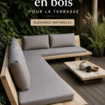 Un canapé d'angle en bois décoré sur une terrasse ensoleillée.