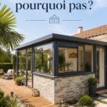 Une belle véranda lumineuse avec des plantes et du mobilier confortable