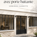 Verrière moderne à porte battante dans un jardin lumineux