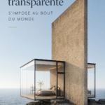Vue extérieure d'une cabane transparente au bord d'une falaise avec un panorama spectaculaire