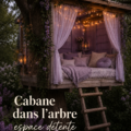 Espace de détente aménagé dans les branches d'un arbre, équipé de coussins confortables et de décorations naturelles.
