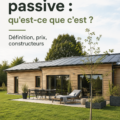 Illustration d'une maison passive moderne avec un jardin verdoyant