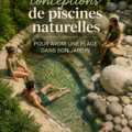 Une belle piscine naturelle intégrée dans un jardin luxuriant
