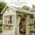 Un charmant abri de jardin en bois entouré de fleurs colorées.