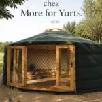 Une yourte moderne installée dans un jardin verdoyant, représentant une architecture atypique