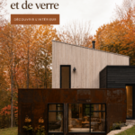 Une maison-atelier moderne en acier, bois et verre avec une grande fenêtre laissant passer la lumière.