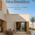 Vue extérieure d'une maison bioclimatique à Santiago de la Ribera, Murcia.