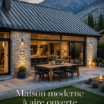 Maison moderne ouverte avec vue panoramique sur les montagnes, mettant en valeur l'espace et la lumière.