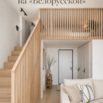 Un studio lumineux avec mezzanine bien aménagé et moderne.