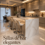 Chaises de bar modernes et élégantes dans une cuisine contemporaine.