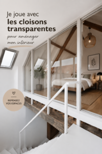 Intérieur moderne avec des cloisons transparentes, créant des espaces fluides et lumineux.