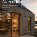 Vue de la maison Åkerudden au bord d'un lac en Finlande, mettant en avant son architecture moderne et intégrée à la nature.