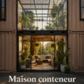 Maison en conteneur moderne avec atrium en verre et jardin luxuriant.