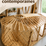 Une belle yourte contemporaine au milieu d'un jardin fleuri.