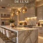 Cuisine moderne et luxueuse avec îlot central et éclairage design.