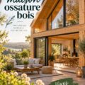 Maison en ossature bois avec un design moderne et naturel, entourée de verdure.