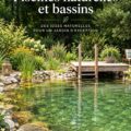 Piscine naturelle entourée de verdure dans un jardin paisible.