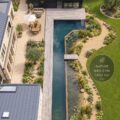 Piscine naturelle entourée de plantes luxuriantes