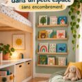 Une jolie bibliothèque enfant aménagée dans un petit coin de chambre, avec des étagères colorées et des livres bien rangés.