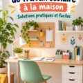 Espace de travail scolaire aménagé à la maison avec bureau et fournitures adaptées.