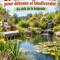 Bassin de jardin paisible avec plantes aquatiques et espace de détente