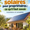 Propriétaire examinant des panneaux solaires sur le toit de sa maison