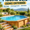 Piscine bois semi-enterrée dans un jardin verdoyant, avec des chaises longues à proximité.